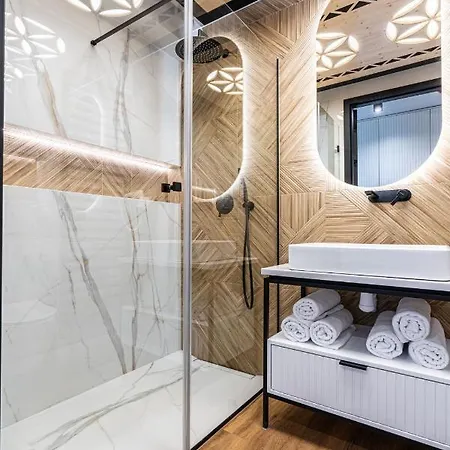 Goralski Pool & מלון דירות 4*